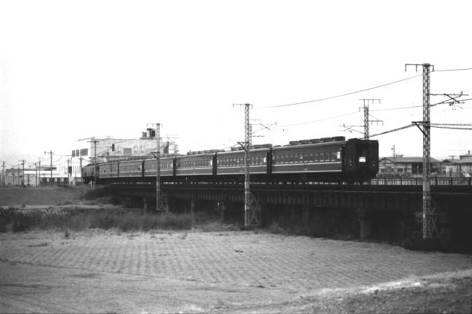 大正時代の鐵道省銘板　E33 1985（昭和60）年3月改正前の徒然（つれづれ）